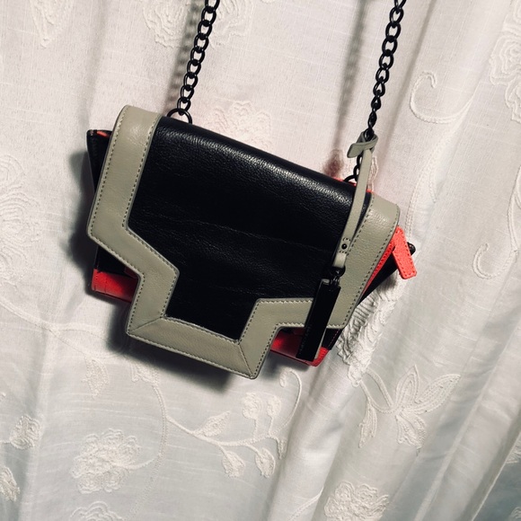 Vince Camuto Handbags - 💖 Vince Camuto Crossbody Bag 💖